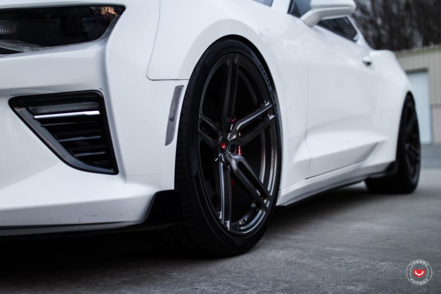 Детали экстерьера Chevrolet Camaro SS on Vossen Wheels (HC-1) 2017 года  (фото 7 из 9)